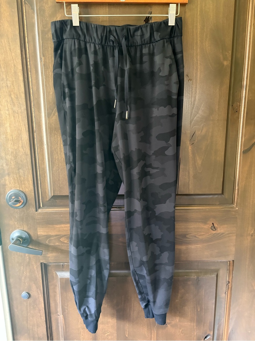 Lululemon Stretch High-Rise
Jogger Camo black size 6